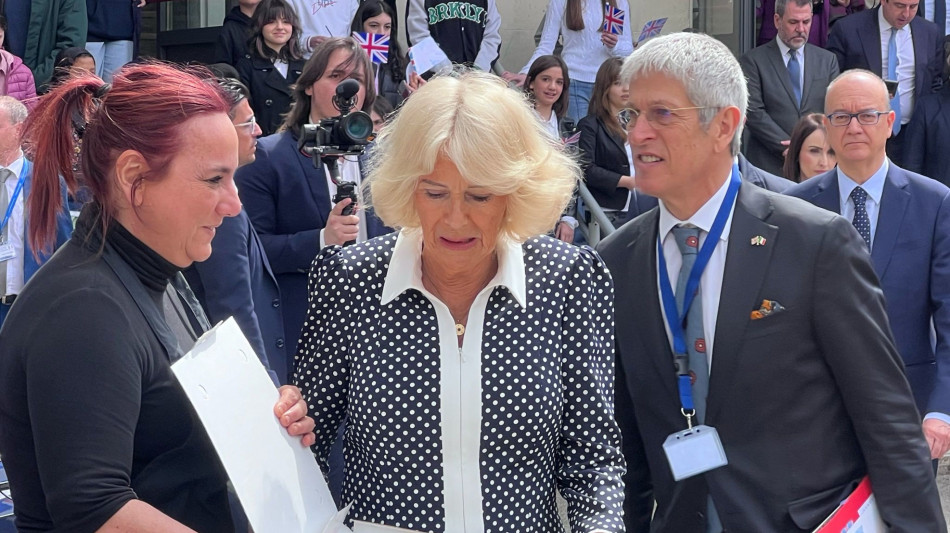 Camilla in visita in una scuola romana, in regalo una pizza