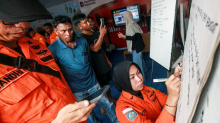 Seis muertos y m&aacute;s de 129 desaparecidos tras volcar un ferri en Indonesia