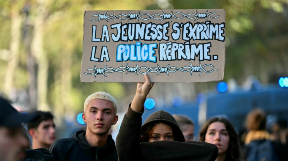 Miles de estudiantes protestan de nuevo en Francia bajo fuerte vigilancia policial