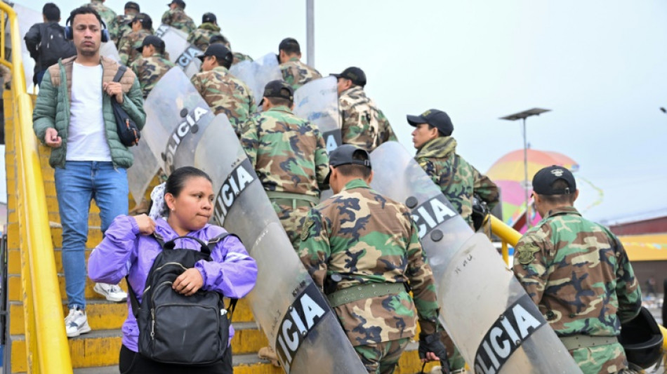 Masiva protesta de transportistas y comerciantes contra la extorsi&oacute;n en Per&uacute;