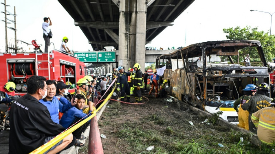 Al menos 23 muertos al incendiarse un autob&uacute;s escolar en Tailandia