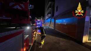 Si incendia ascensore esterno di un palazzo, 18 intossicati a Milano