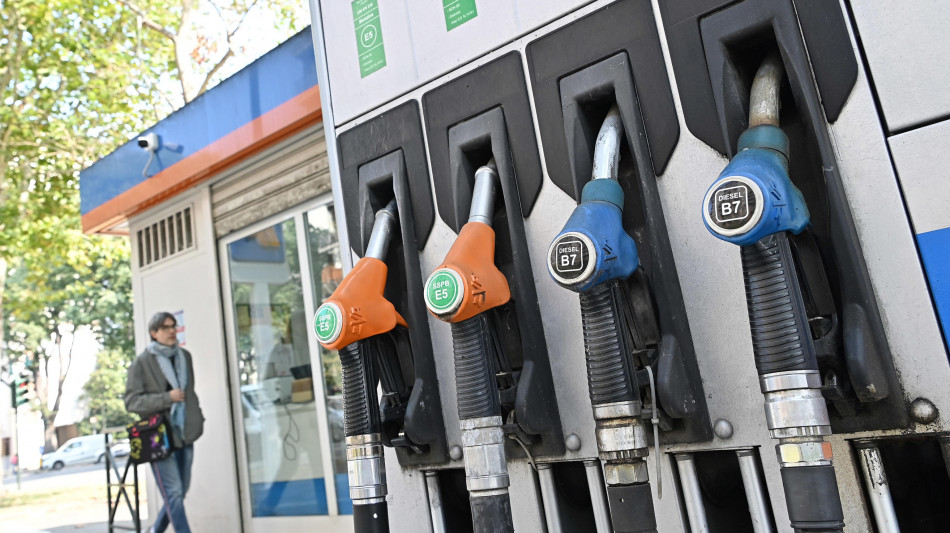  Mimit, i prezzi dri carburanti sono in lieve calo, benzina self a 2,011 euro 