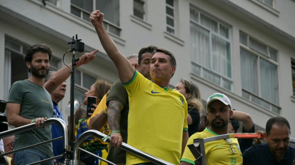  El hijo de Bolsonaro busca unir a la derecha en medio de protestas contra Lula 