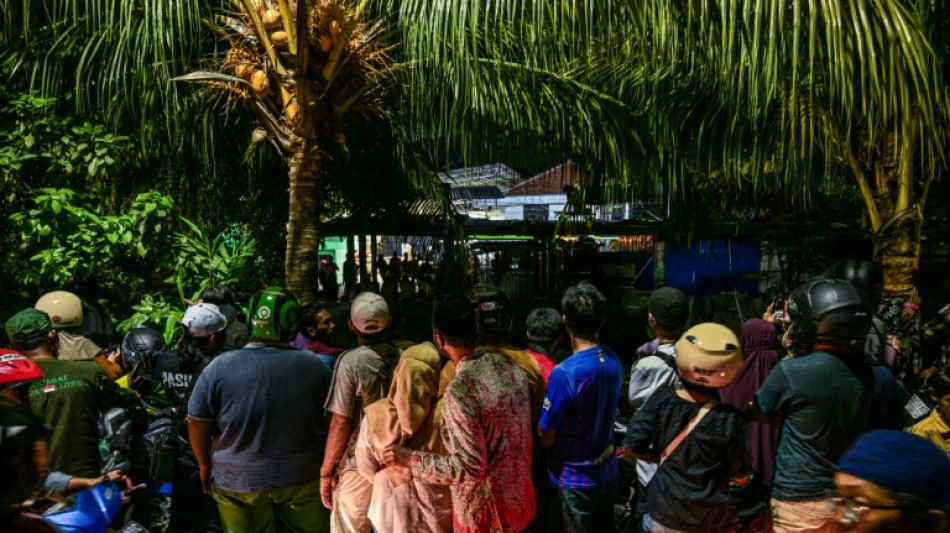 Ecole effondr&eacute;e en Indon&eacute;sie: le bilan s'alourdit, les familles s'impatientent