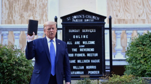 Biden vai &agrave; missa enquanto Trump vende b&iacute;blias e se compara a Jesus na P&aacute;scoa