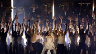 Rosal&iacute;a trae su "Lux" monumental al escenario en el inicio de su gira mundial en Francia