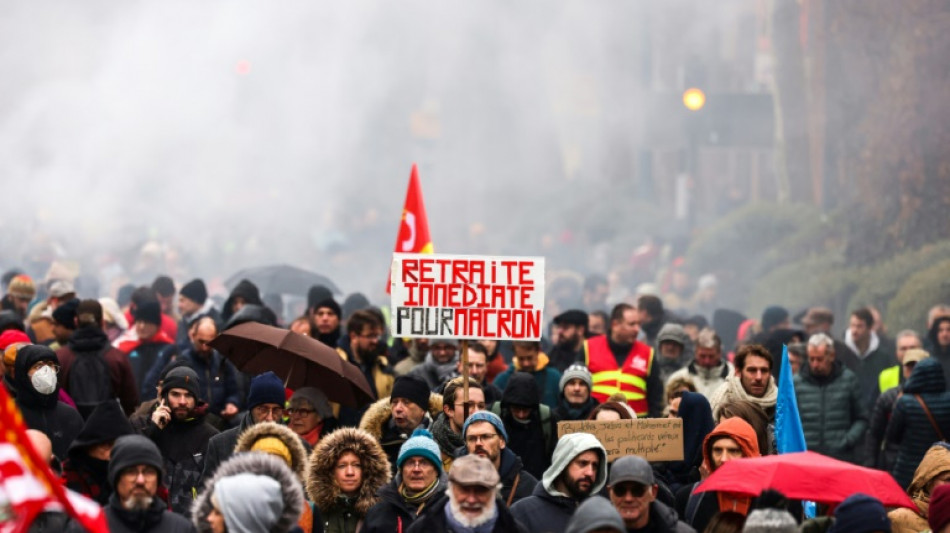 Sindicatos luchan por mantener movilizaci&oacute;n contra reforma clave en Francia