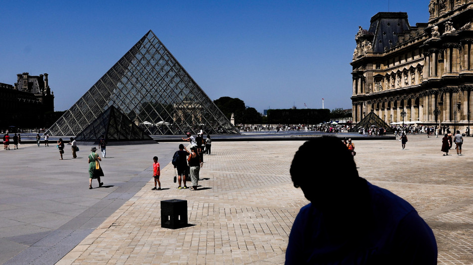  La Francia soffoca, Parigi e una ventina di dipartimenti in allerta rossa 