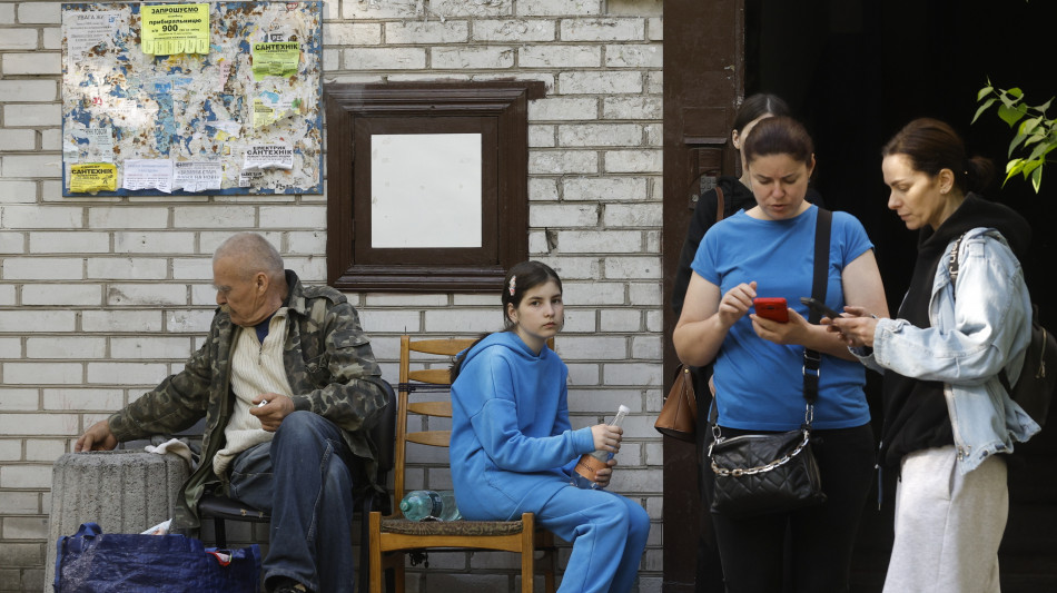 Kiev, 17 finora le vittime dei raid russi, si scava tra le macerie