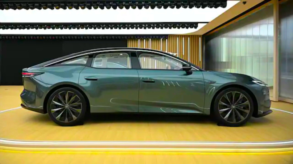  Toyota bZ7: Luxury EVs in China 